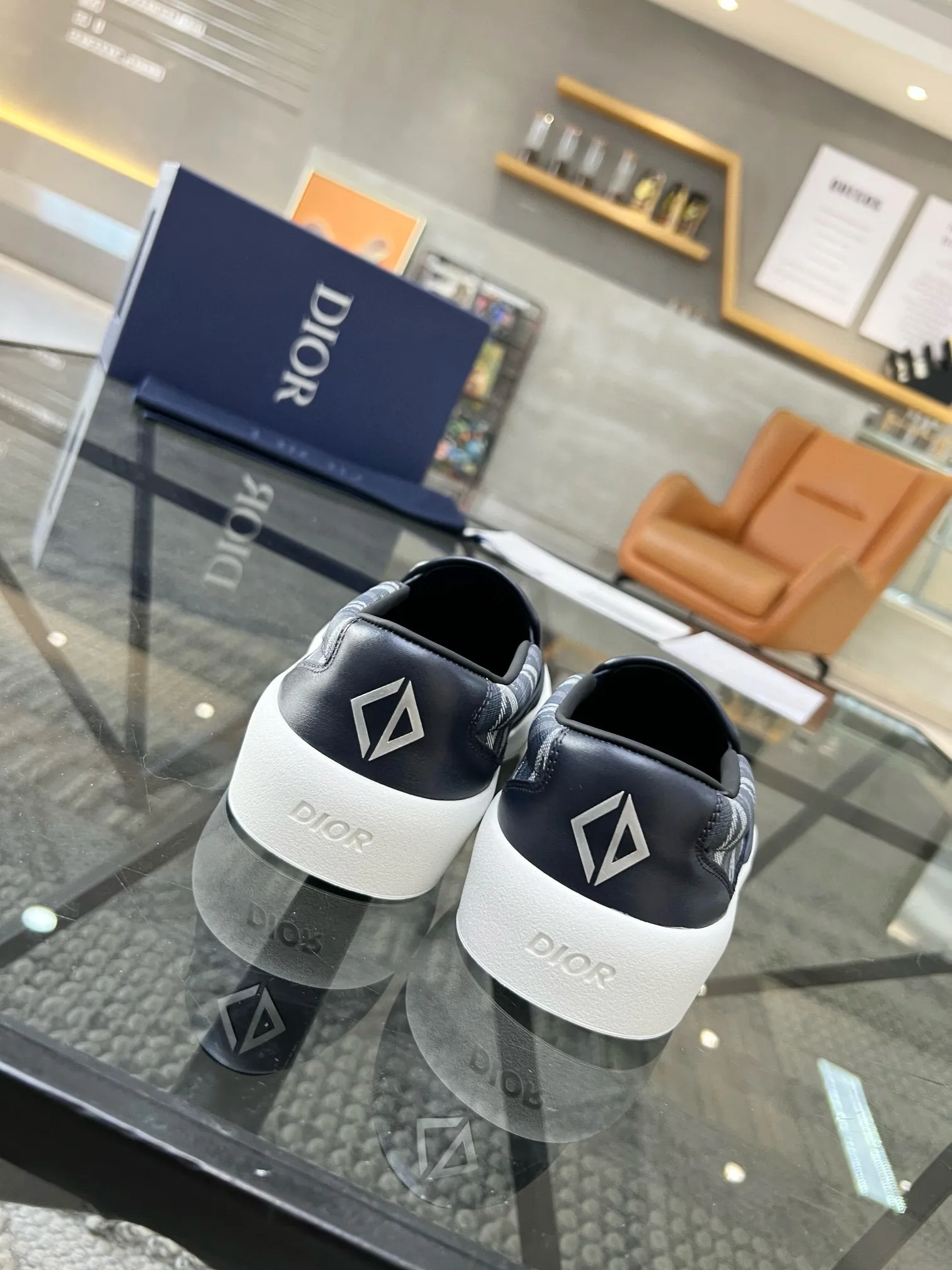Factory price: 380💰D 🔍Top purchasing agent🇮🇹 Dior's super popular sneakers, popular sneakers, new products are synchronized with the counters. The uppers are imported cowhide from Italy. It is perfectly reproduced with complex craftsmanship that is a must-have for fashionistas. Imported soft water-dyed cowhide lining and foot pads Sole: The original sole is specially provided by the original factory, the exclusive movable molded sole is super comfortable, the original factory follows the order, 🔍🔍high quality, you can enter and exit the counter at will, welcome to compare, the code number is 39-44 (38 45 can be ordered)